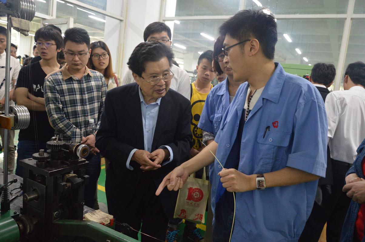 四川大学锦城学院师生到成都彩虹集团参观学习交流