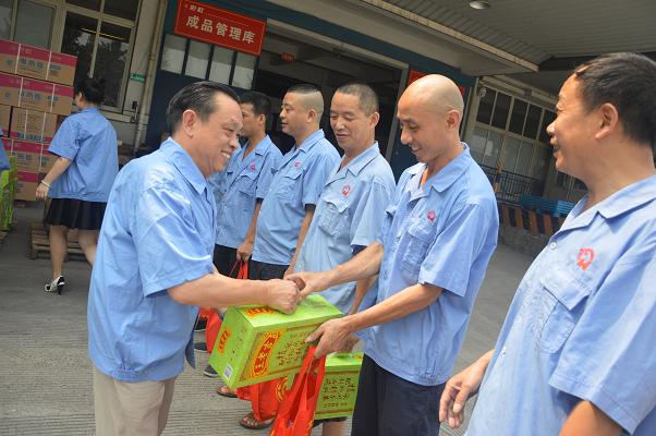 夏日高温，成都彩虹集团领导慰问一线职工